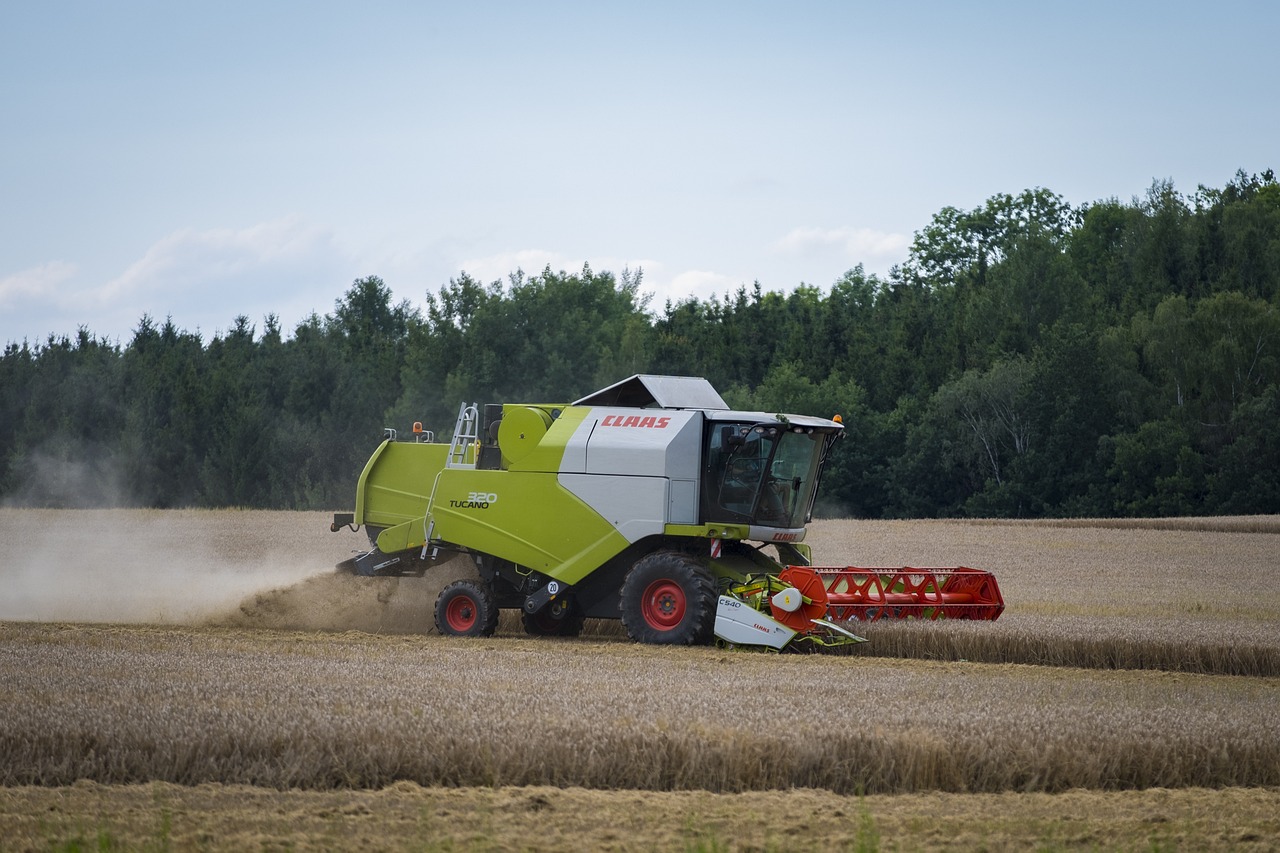 最新收割機(jī)跨區(qū)作業(yè)視頻，高效農(nóng)業(yè)機(jī)械化時(shí)代的展現(xiàn)