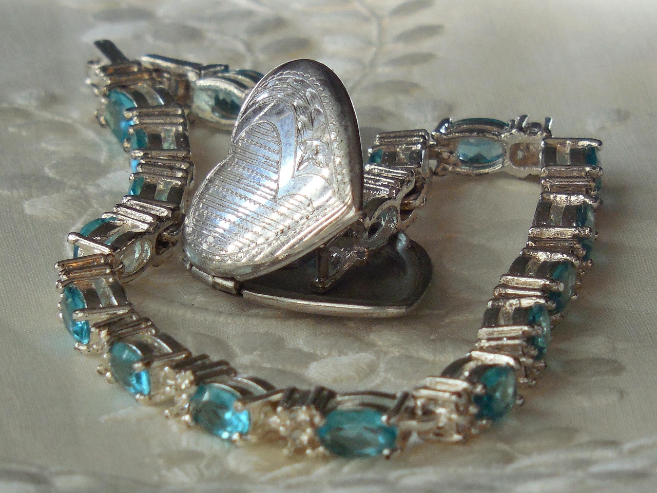 最新款白金項鏈圖片，時尚與優(yōu)雅的完美融合展現(xiàn)風采