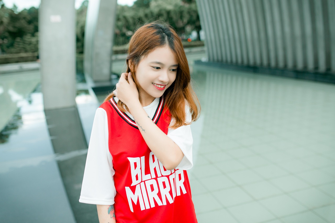 徐濠縈最新時(shí)尚打扮，展現(xiàn)獨(dú)特魅力的先鋒時(shí)尚標(biāo)簽